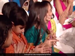 सैफ अली खान को मिला अवार्ड, तो खुशी से ताली बजाने लगीं छोटी सारा अली खान- देखें थ्रोबैक Video सैफ अली खान को मिला अवार्ड, तो खुशी से ताली बजाने लगीं छोटी सारा अली खान- देखें थ्रोबैक Video