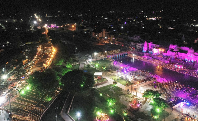 राम मंदिर के लिए भूमि पूजन आज, शिलान्यास से पहले रोशनी से जगमगा उठी अयोध्या