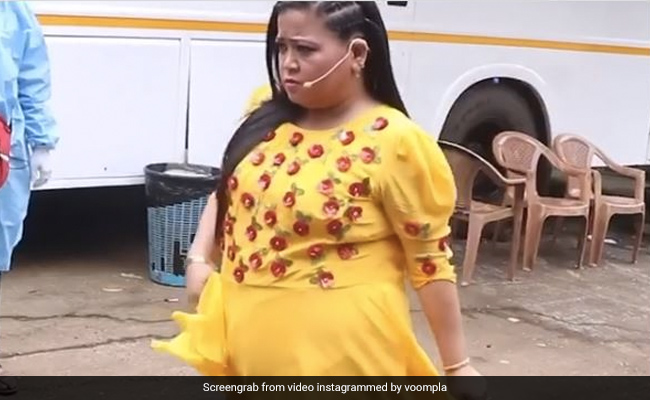 कॉमेडियन Bharti Singh कैटवॉक करते हुए पति हर्ष के जा लगीं गले, Video में बोलीं- सामाजिक दूरी...