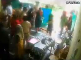 पुलिस ने एड्स पीड़ित बच्चियों को आश्रम से निकाला, महिला वकील की पिटाई की; देखें VIDEO पुलिस ने एड्स पीड़ित बच्चियों को आश्रम से निकाला, महिला वकील की पिटाई की; देखें VIDEO