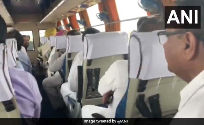 जैसलमेर से जयपुर लौटते कांग्रेस MLAs ने बस में जमकर गाए गीत - देखें VIDEO