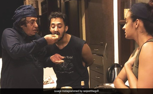 रंजीत ने बनाया बेटे के लिए खाना, बोले- मां के हाथों से खिलाए हुए खाने में प्यार होता है लेकिन बाप के हाथों से...