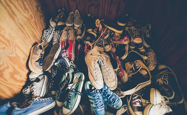 रातों-रात लोगों के घर से चोरी हुए जूते-चप्पल, आखिर में यह निकला 'शातिर चोर', देख लोग हैरान...