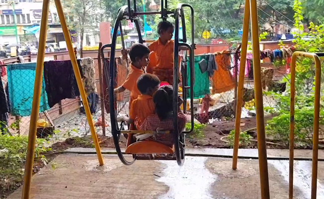 सिग्नल पर फूल बेचने वाला बना इलेक्ट्रिकल इंजीनियर, अच्छी कंपनी में मिली नौकरी