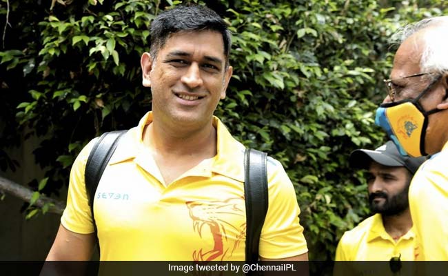 IPL 2020: चेन्नई सुपरकिंग्स टीम हुई UAE रवाना, MS Dhoni का IPL लुक हुआ वायरल..देखें Photos