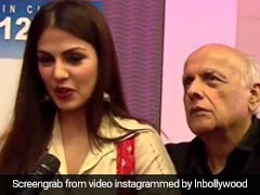 প্রেমের সম্পর্ক নিয়ে কথা বলছেন রিয়া, তাঁর হাত জড়িয়ে ধরে মহেশ ভাট!