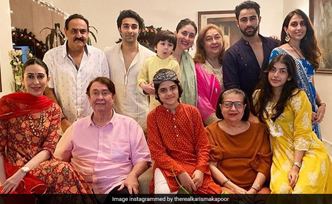 गणपति दर्शन के दौरान बहन करीना के साथ स्टाइलिश अंदाज में दिखीं करिश्मा कपूर, शेयर की फैमिली फोटो