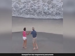 समुद्र की तेज लहरों के बीच रोमांटिक म्यूजिक पर बुजुर्ग कपल का डांस VIDEO VIRAL, एक्ट्रेस ने शेयर कर लिखा- I Love... समुद्र की तेज लहरों के बीच रोमांटिक म्यूजिक पर बुजुर्ग कपल का डांस VIDEO VIRAL, एक्ट्रेस ने शेयर कर लिखा- I Love...