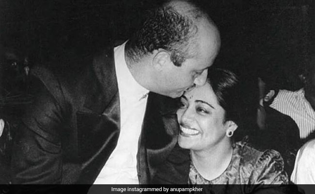 अनुपम खेर ने 35वीं सालगिरह पर लिखा किरण खेर के लिए इमोशनल मैसेज, बोले- ये संसद में बिजी थीं और मैं...