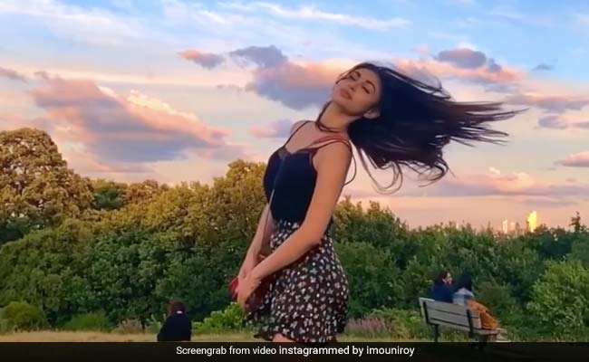 मौनी रॉय ने नेचर के बीच दिखाया स्वैग, झूमते हुए जबरदस्त अंदाज में आईं नजर- देखें Video