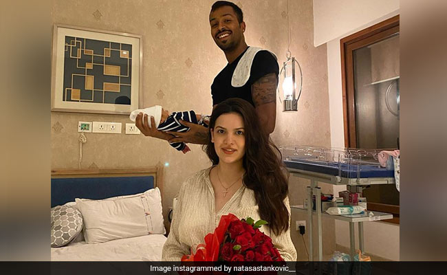 Natasa Stankovic ने बेटे के जन्म के बाद पहली बार शेयर की Photo, बोलीं- मेरा परिवार, मेरी दुनिया Natasa Stankovic ने बेटे के जन्म के बाद पहली बार शेयर की Photo, बोलीं- मेरा परिवार, मेरी दुनिया