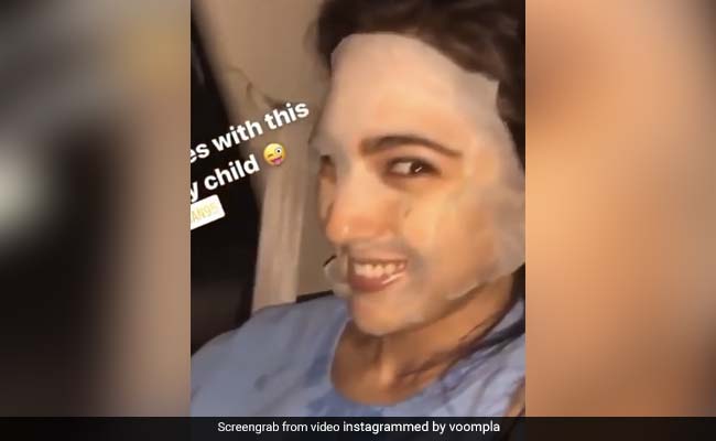 सारा अली खान सुबह 4 बजे फेस मास्क लगाए आईं नजर, कैमरे को देख करने लगीं ऐसा- देखें Video