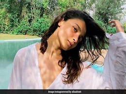 आलिया भट्ट ने व्हाइट शर्ट में यूं दिया पोज, एक्ट्रेस के स्टाइल ने सोशल मीडिया पर बटोरी सुर्खियां आलिया भट्ट ने व्हाइट शर्ट में यूं दिया पोज, एक्ट्रेस के स्टाइल ने सोशल मीडिया पर बटोरी सुर्खियां