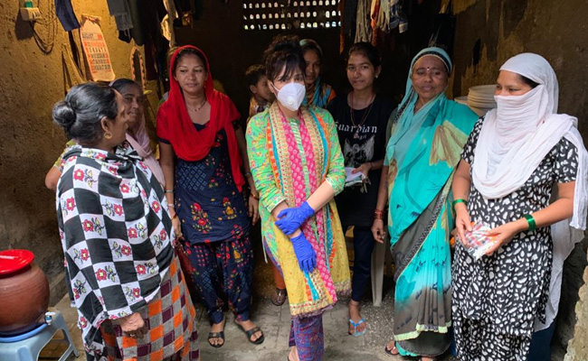 जन्मदिवस पर सहनूर ने प्रवासी महिलाओं को 30,000 सैनिटरी पैड बांटे