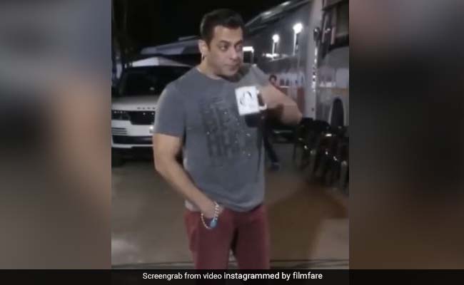 सलमान खान सेट पर आराम से पी रहे थे कॉफी, अचानक देने लगे ऐसे एक्सप्रेशंस- देखें थ्रोबैक Video