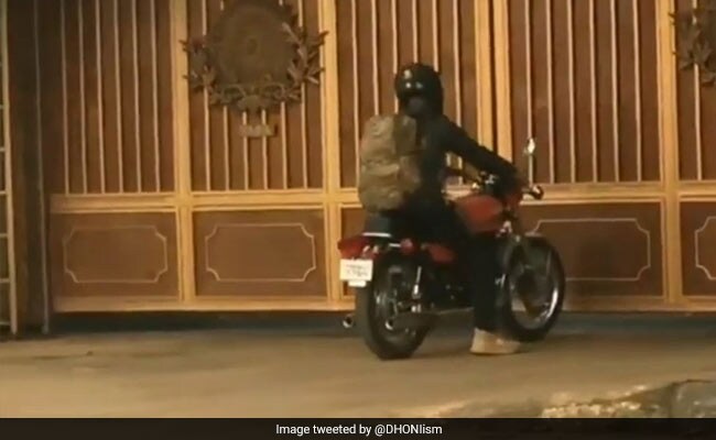 IPL 2020 के लिए धोनी ने शुरू की तैयारी, किट बैग के साथ बाइक पर नजर आएं..देखें Video IPL 2020 के लिए धोनी ने शुरू की तैयारी, किट बैग के साथ बाइक पर नजर आएं..देखें Video