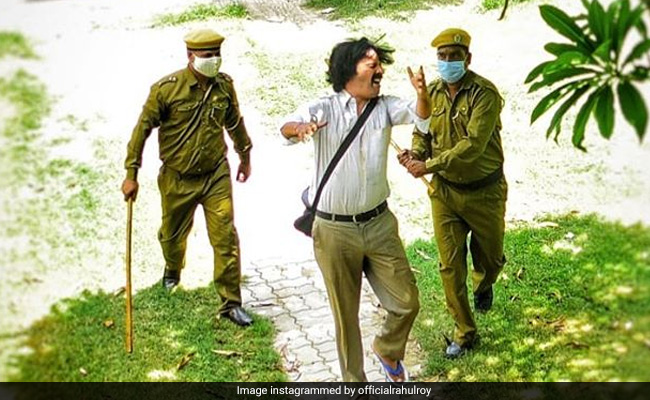 राहुल रॉय को 'पुलिसकर्मी' बेरहमी से पीटते आए नजर! जानें क्या है वजह- देखें Photo राहुल रॉय को 'पुलिसकर्मी' बेरहमी से पीटते आए नजर! जानें क्या है वजह- देखें Photo