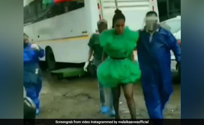 Malaika Arora झमाझम बारिश में शो के लिए यूं सज-धजकर निकलीं, वायरल हुआ Video