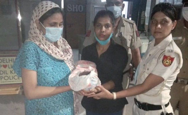 गरीब मां ने तीसरी बच्ची पैदा होने पर उसको रेलवे स्टेशन पर लावारिस छोड़ा