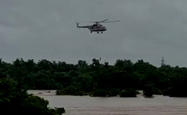 नदी का जलस्तर बढ़ने से टापू पर फंसा युवक, पेड़ पर गुजारी रात, 21 घंटे बाद हेलीकॉप्टर से रेस्क्यू ऑपरेशन