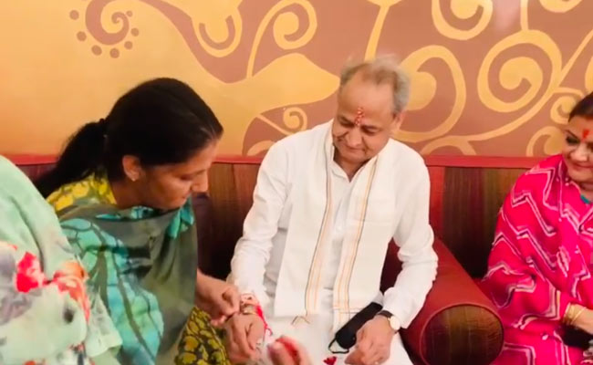 राजस्थान के सियासी संकट के बीच जैसलमेर में महिला विधायकों ने सीएम अशोक गहलोत को बांधी राखी