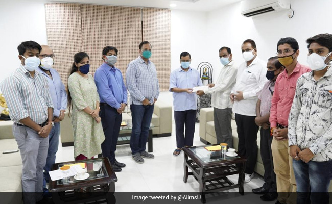 Arvind Kejriwal Gives Rs 1 Crore Cheque To Family Of Doctor Who Died Of COVID