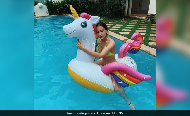 सारा अली खान पूल में बैठकर बारिश का लुत्फ लेती आईं नजर, बोलीं- तूफान से पहले की शांति...