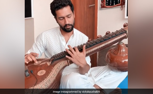 Independence Day 2020: Vicky Kaushal Playing <I>Ae Watan</i> On <I>Veena</i> Gets A Whole Lot Of Love On The Internet