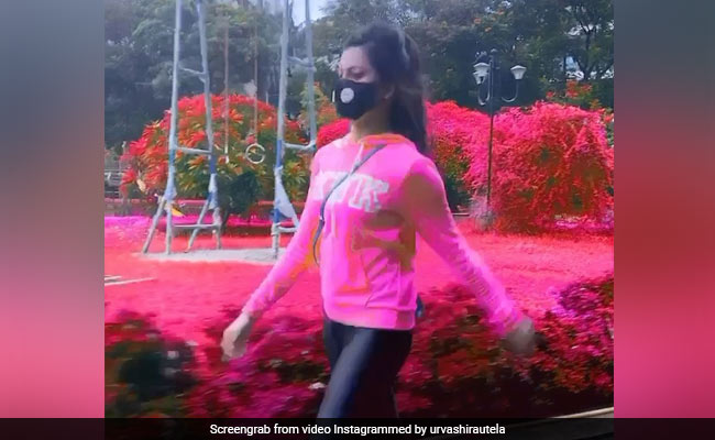 उर्वशी रौतेला मास्क पहनकर निकली इवनिंग वॉक पर, सोशल मीडिया पर लोगों ने दिया फनी रिएक्शन