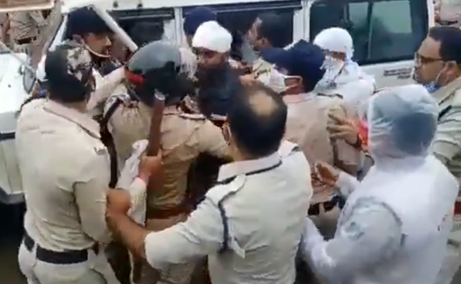 इंदौर: ज्योतिरादित्य सिंधिया के दौरे से पहले कांग्रेस का प्रदर्शन, पुलिस ने गिरफ्तार किया