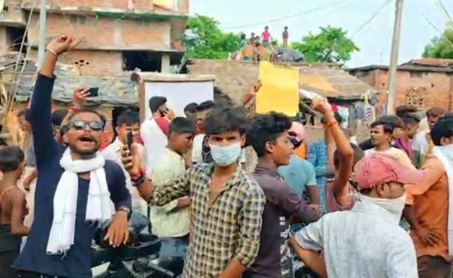 बिहार में लोगों  का टूटा सब्र का बांध, कुशेश्वरस्थान से विधायक शशिभूषण हजारी को बनाया बंधक