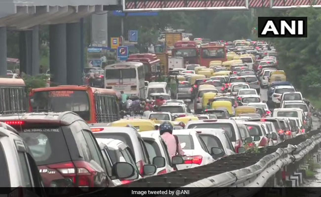 दिल्ली-NCR में भारी बारिश से ट्रैफिक जाम, सड़कों पर गाड़ियों की लंबी कतारें