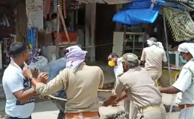 VIDEO : यूपी में मास्क नहीं लगाने वालों पर टूटा उप जिलाधिकारी का 'कहर', लाठी से की पिटाई