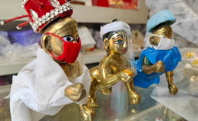 बनारस में कोरोना काल की जन्माष्टमी पर पीपीई किट में नजर आ रहे भगवान कृष्ण