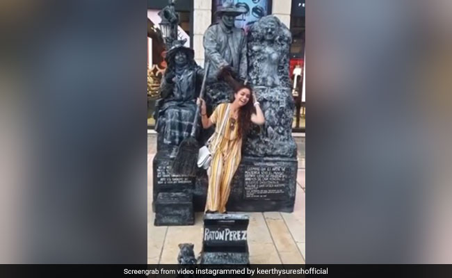 यह एक्ट्रेस बना रही थीं Video, तभी स्टैचू ने अचानक खींच दिए उनके बाल