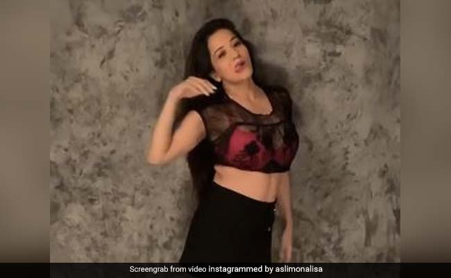 Monalisa ने नेहा कक्कड़ के गाने 'कोका-कोला' पर दिए जबरदस्त पोज, इंटरनेट पर Video ने मचाई धूम