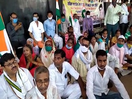 बिहार: रेलवे के निजीकरण के विरोध में बक्सर में राजनीतिक दलों ने किया प्रदर्शन बिहार: रेलवे के निजीकरण के विरोध में बक्सर में राजनीतिक दलों ने किया प्रदर्शन