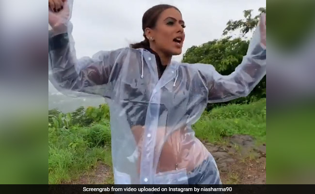बारिश में रेनकोट पहनकर टीवी की इच्छाधारी नागिन Nia Sharma ने खूब किया डांस, Video हुआ वायरल