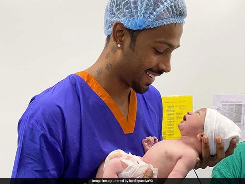 Dinesh Chandimal Baby Poslednie Tvity Ot Dinesh Chandimal Chandi 17 Superfresco Wallpaper