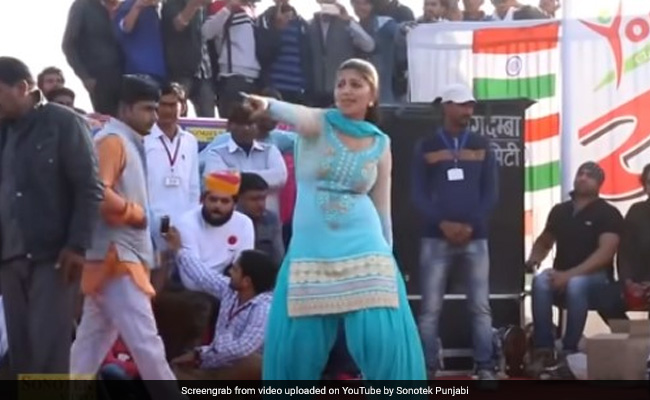 सपना चौधरी ने स्टेज पर डांस मचाया तहलका, 2 करोड़ से ज्यादा बार देखा गया Video