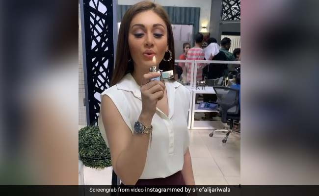 Shefali Jariwala ने एक फूंक से बुझा दिया लाइटर, Video में दिखाया जबरदस्त अंदाज