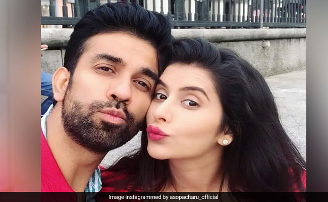 In Instagram Exchange, Charu Asopa Calls Rajeev Sen "Byomkesh Bakshi"