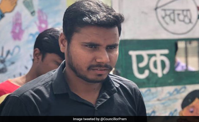 AAP Leader Tries To Tear Off Shirt In Protest In Delhi Municipal House