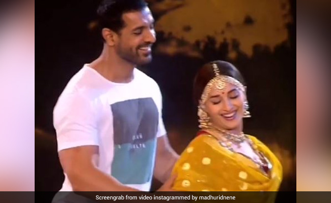 माधुरी दीक्षित ने जॉन अब्राहम संग 'धक-धक' गाने पर किया रोमांटिक डांस- देखें Video