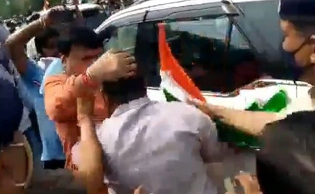 Video Shows Minister, Gwalior Congress Worker Brawling, Defy Covid Rules