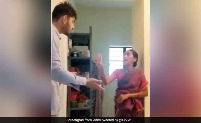 शख्स ने Maid को दिए 1500 और 300 रुपये, पूरे 1800 रुपये लेने के लिए झगड़ पड़ी बाई... देखें Video