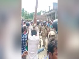 शिक्षक की हत्या के आरोपी को भीड़ ने पुलिस के सामने पीट-पीट कर मार डाला शिक्षक की हत्या के आरोपी को भीड़ ने पुलिस के सामने पीट-पीट कर मार डाला