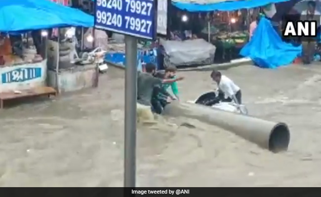 गुजरात: भारी बारिश के चलते बनासकांठा जिले के कई इलाकों में भरा पानी, देखें Videos