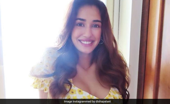 फ्लावर प्रिंट फ्रॉक में दिशा पटानी की क्यूट फोटो हुई वायरल, देखें PHOTO