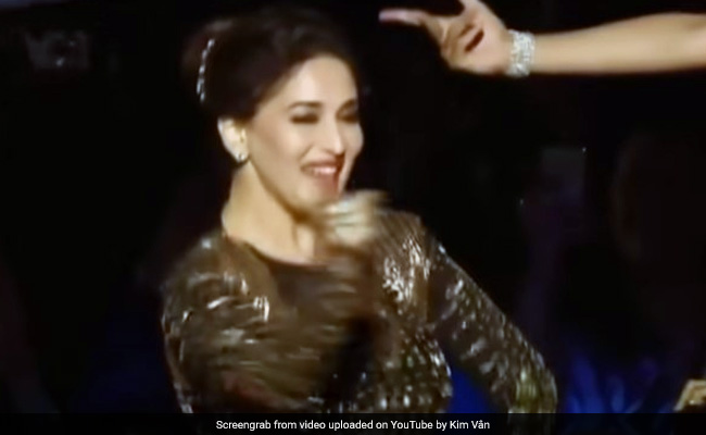 Madhuri Dixit ने 'एक-दो-तीन' सॉन्ग पर किया धमाकेदार डांस, बार-बार देखा जा रहा थ्रोबैक Video